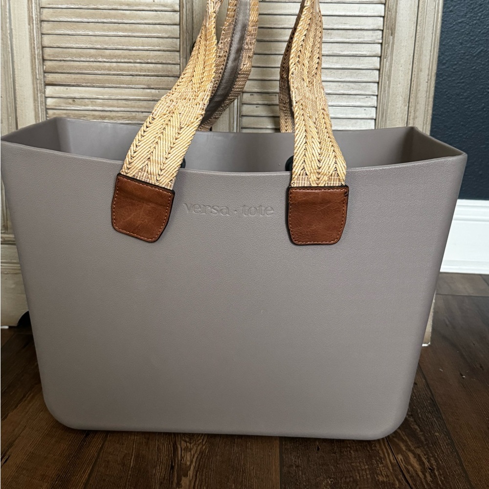 versa tote great condition comes with original straps